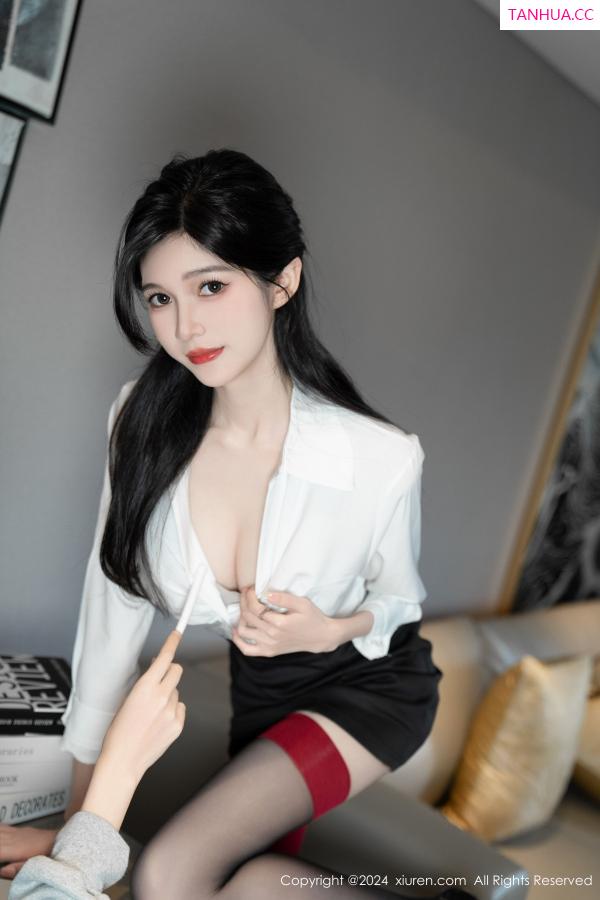程程程  [XiuRen]高清写真图 2024.06.13 No.8697 程程程- 黑丝美腿第19张图片